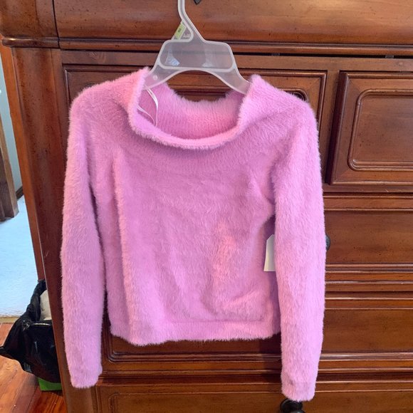 Forever 21 Sweaters - NWT Cute Fuzzy Forever 21 Pink Sweater